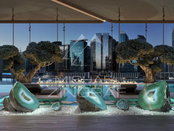 Vue d'un espace extérieur avec des sculptures et des arbres, au bord du Dubai Water Canal à Dubai.