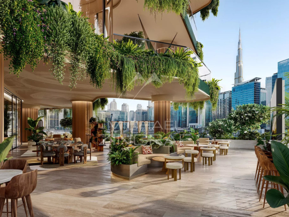 Intérieur moderne d'un appartement à EYWA Dubai avec vue sur le Dubai Water Canal et des plantes décoratives.