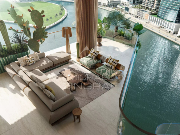 Intérieur d'un appartement moderne avec vue sur le Dubai Water Canal, mobilier contemporain et plantes.