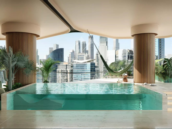 Vue intérieure d'un appartement moderne avec piscine et plantes, à Dubai.