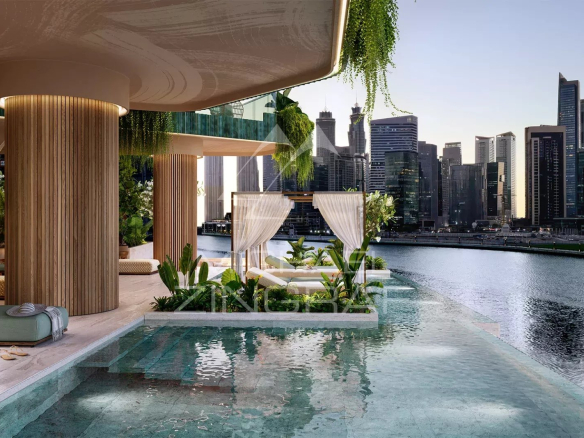 Vue panoramique d'une résidence de luxe avec piscine et canapés, surplombant le Dubai Water Canal et la skyline de Dubai.