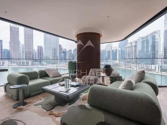 Intérieur d'un appartement moderne avec vue sur le canal de Dubaï et les gratte-ciels environnants.