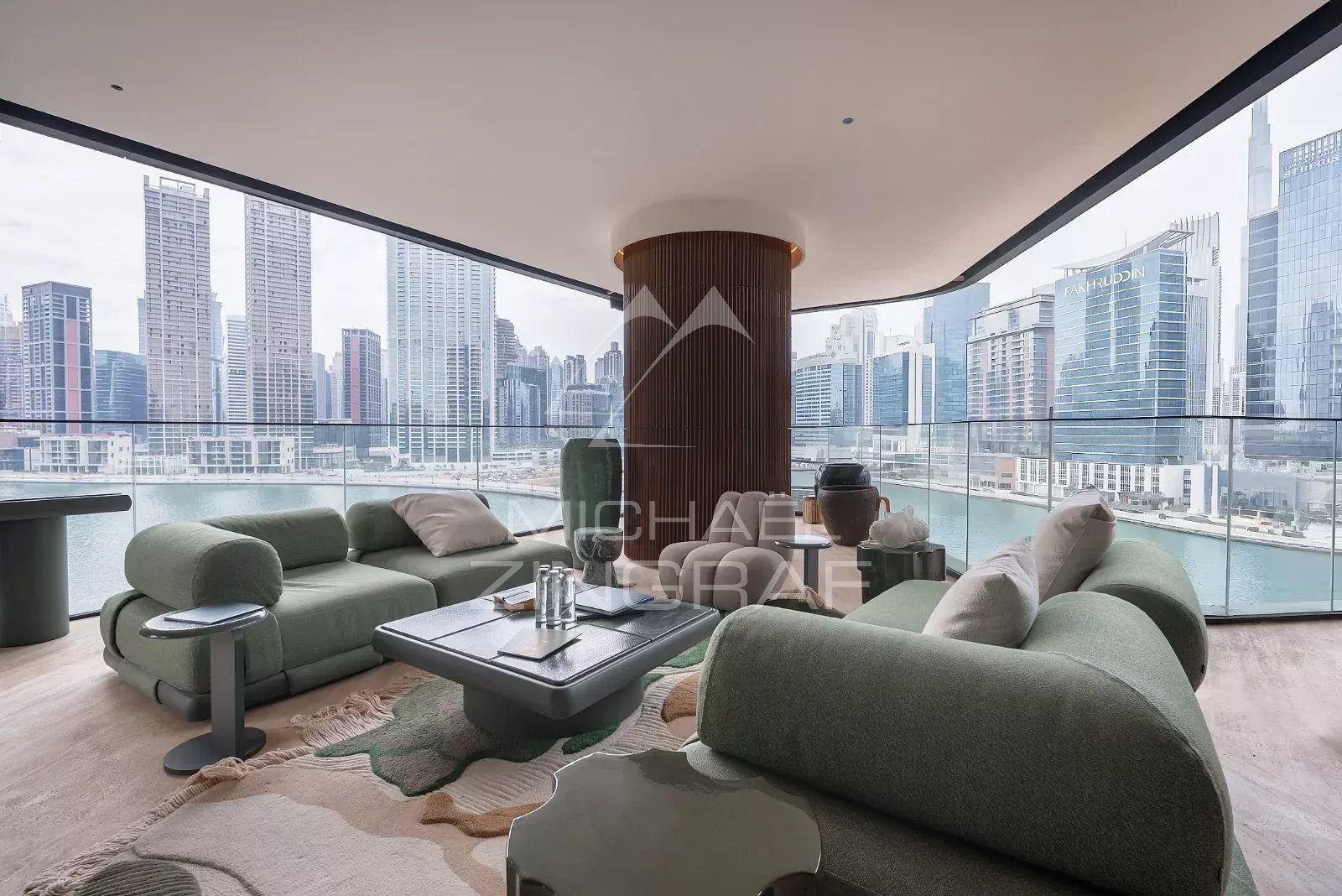 Appartement moderne à EYWA Dubai Intérieur d'un appartement moderne avec vue sur le canal de Dubaï et les gratte-ciels environnants.