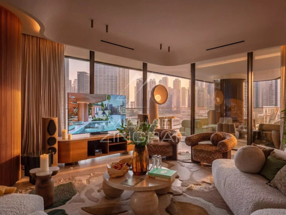 Intérieur d'un appartement moderne à Dubai avec vue sur la ville et le canal.