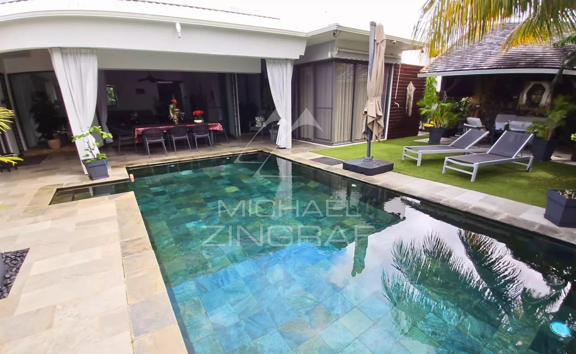 Villa in Pereybère with swimming pool Modern villa with swimming pool in Pereybère, Mauritius, surrounded by greenery and garden furniture.