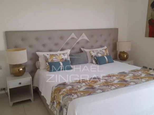 Room in a villa in Pereybère with double bed and modern decor.