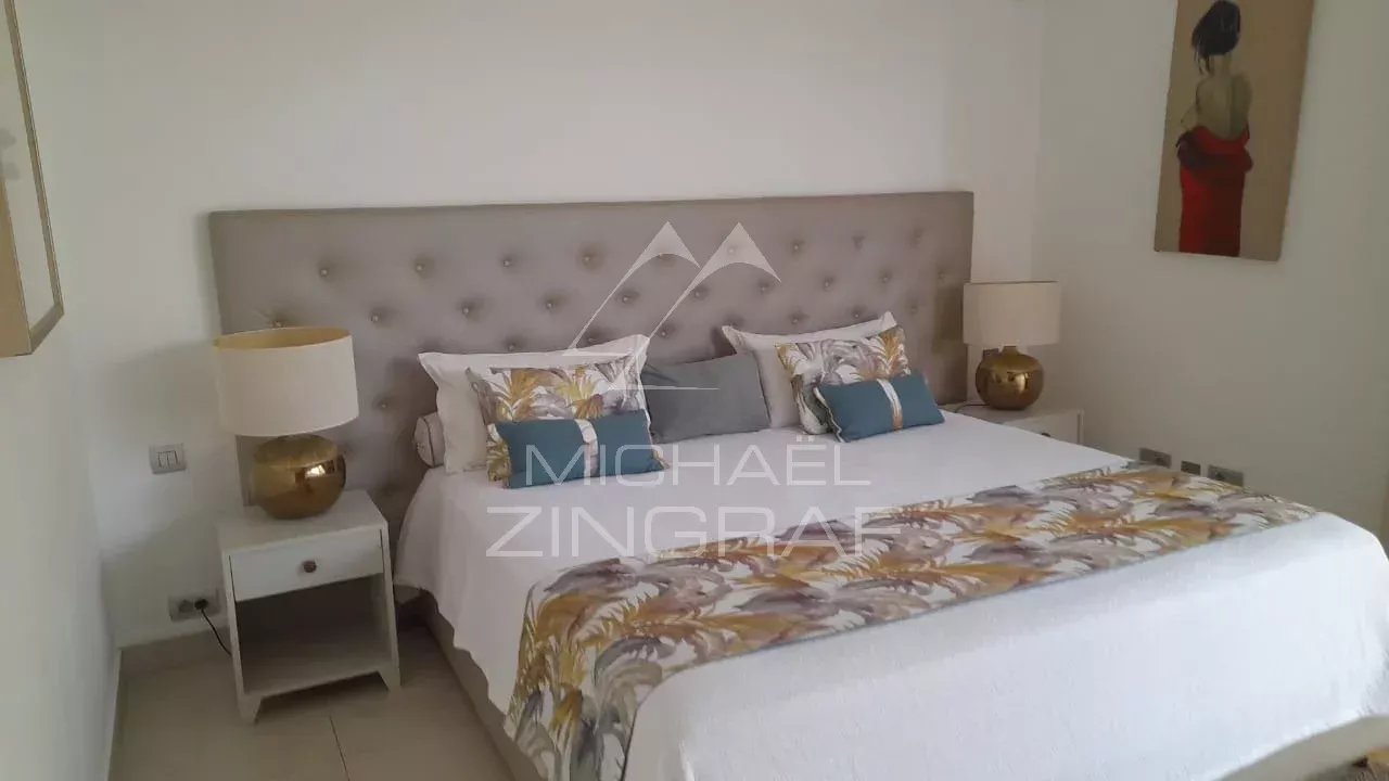 Villa room in Pereybère Room in a villa in Pereybère with double bed and modern decor.