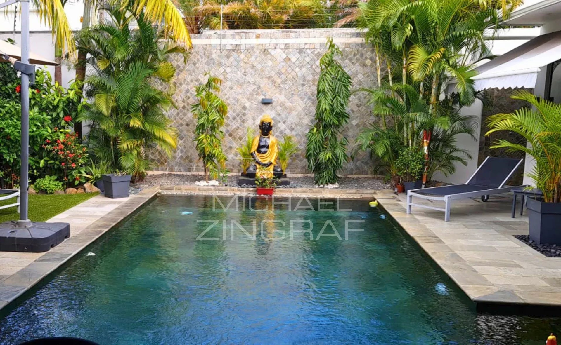 Villa in Pereybère with swimming pool Villa with swimming pool and Buddha statue in a garden in Pereybère.