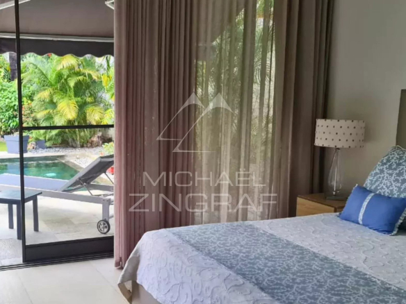 Room in a villa in Pereybère with a view of the pool and garden.
