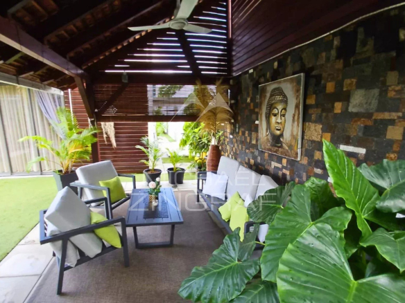 Terrace of a villa in Pereybère with plants and a zen decor.