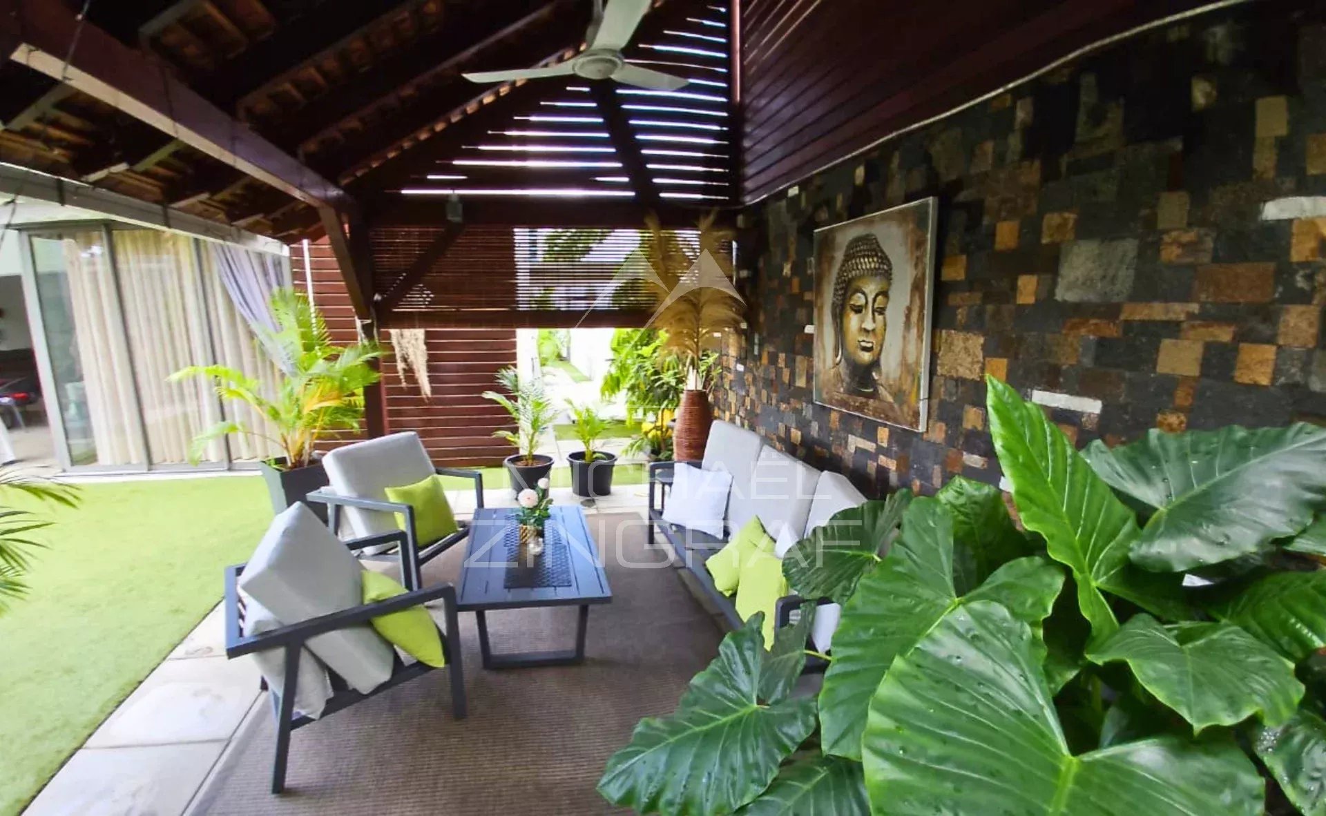 Villa terrace in Pereybère Terrace of a villa in Pereybère with plants and a zen decor.