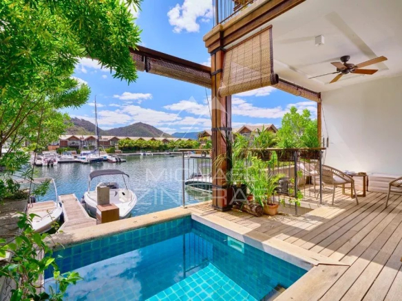 Terrasse d'un duplex avec piscine privée et vue sur la marina à Rivière Noire.