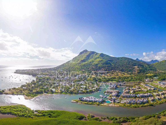 Vue aérienne de La Balise Marina à Rivière Noire, montrant la marina et les montagnes environnantes.