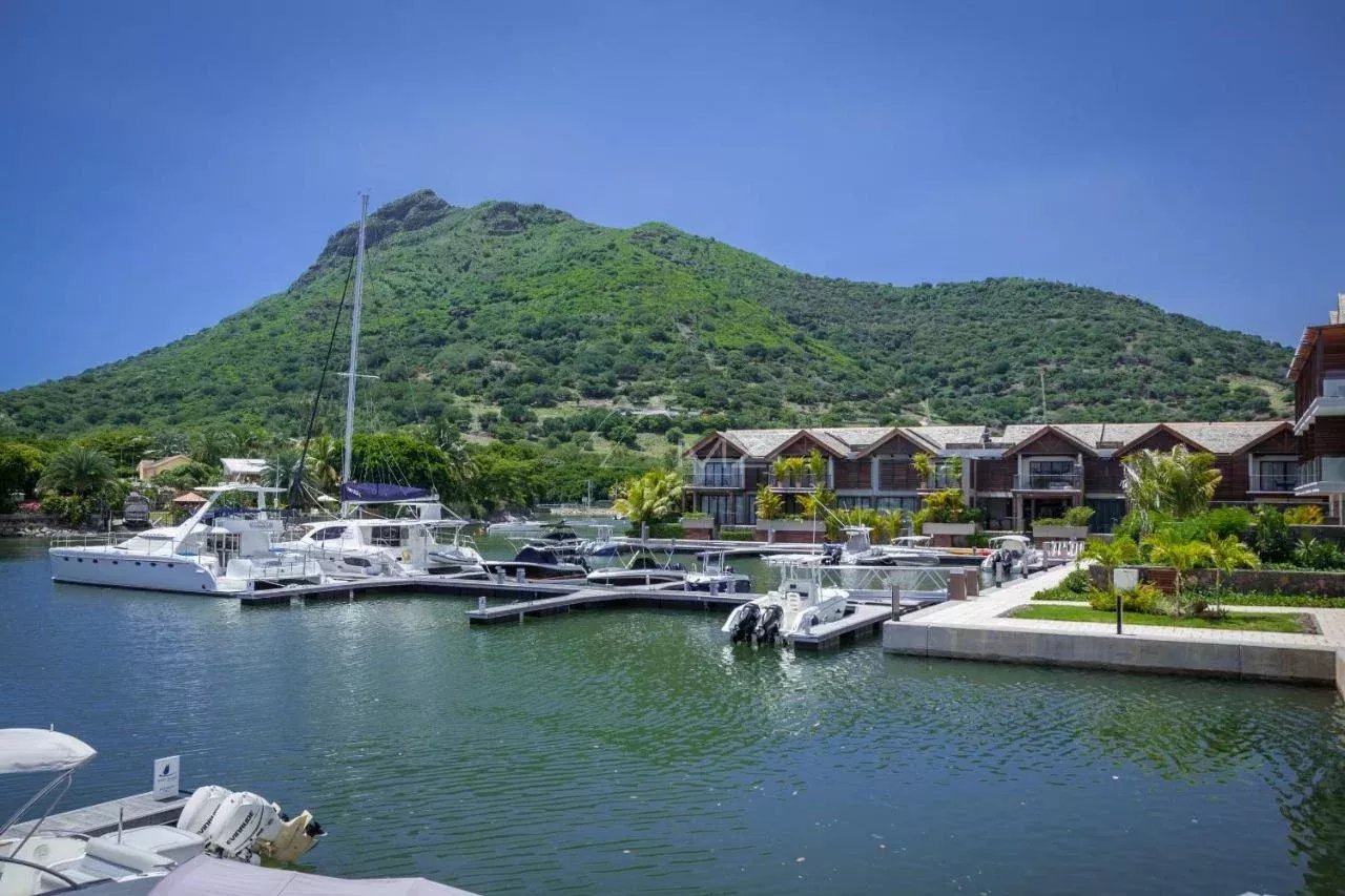 Duplex à La Balise Marina Vue sur La Balise Marina avec yachts et montagnes en arrière-plan.