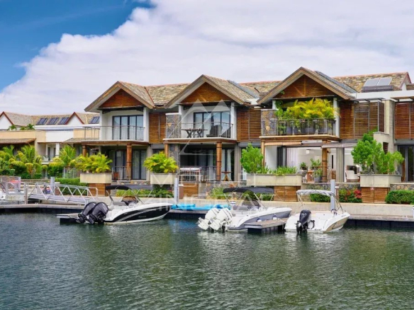 Duplex de 3 chambres avec piscine privée et amarrage à La Balise Marina, Rivière Noire.