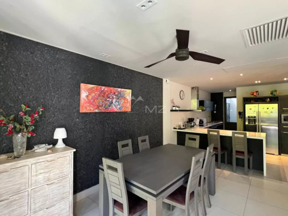 Intérieur d'un duplex avec salle à manger et cuisine moderne à La Balise Marina, Rivière Noire.