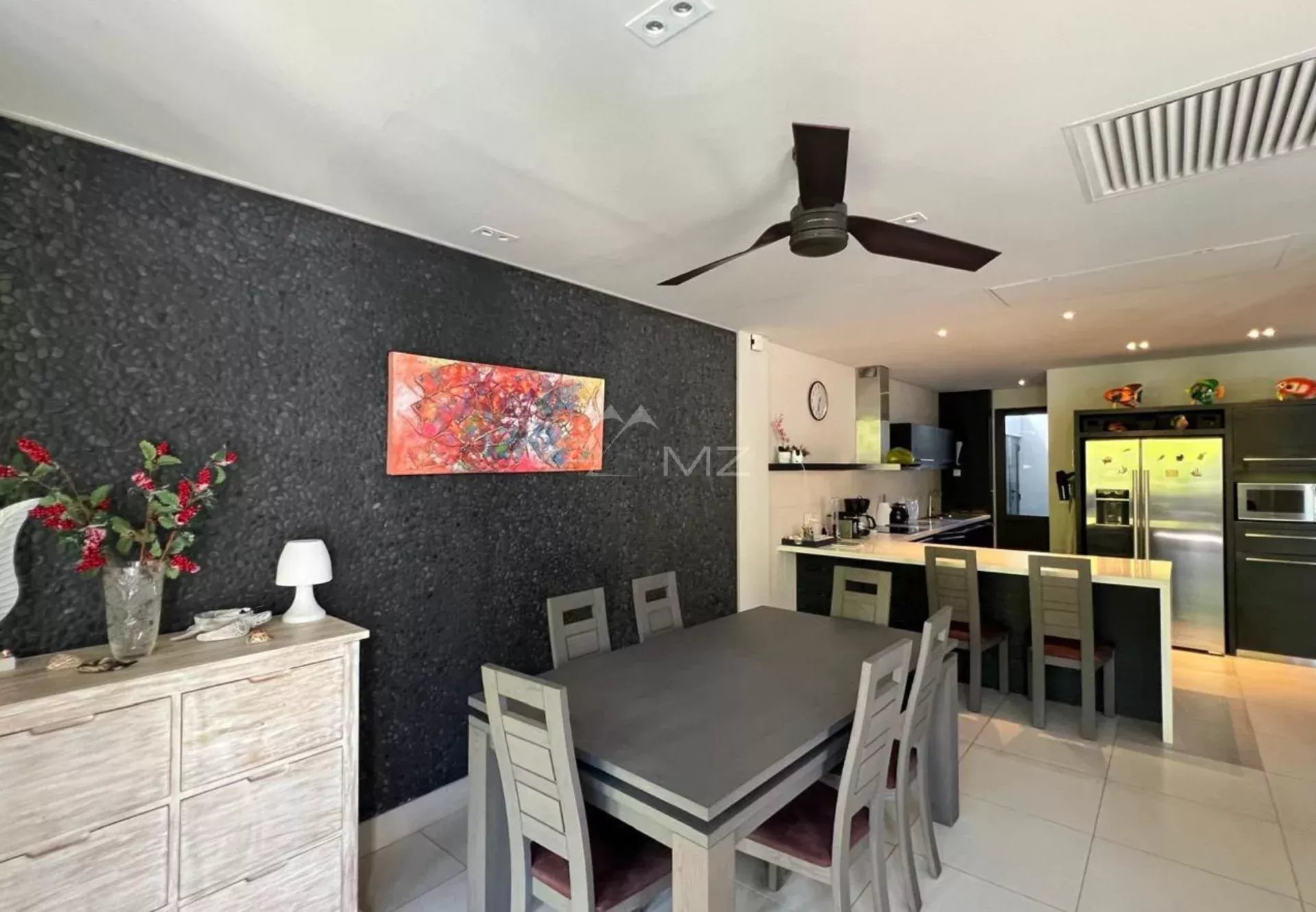 Intérieur d’un duplex à La Balise Marina Intérieur d'un duplex avec salle à manger et cuisine moderne à La Balise Marina, Rivière Noire.