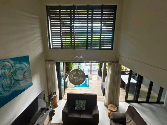 Intérieur d'un duplex avec vue sur une piscine privée et terrasse à La Balise Marina, Rivière Noire.