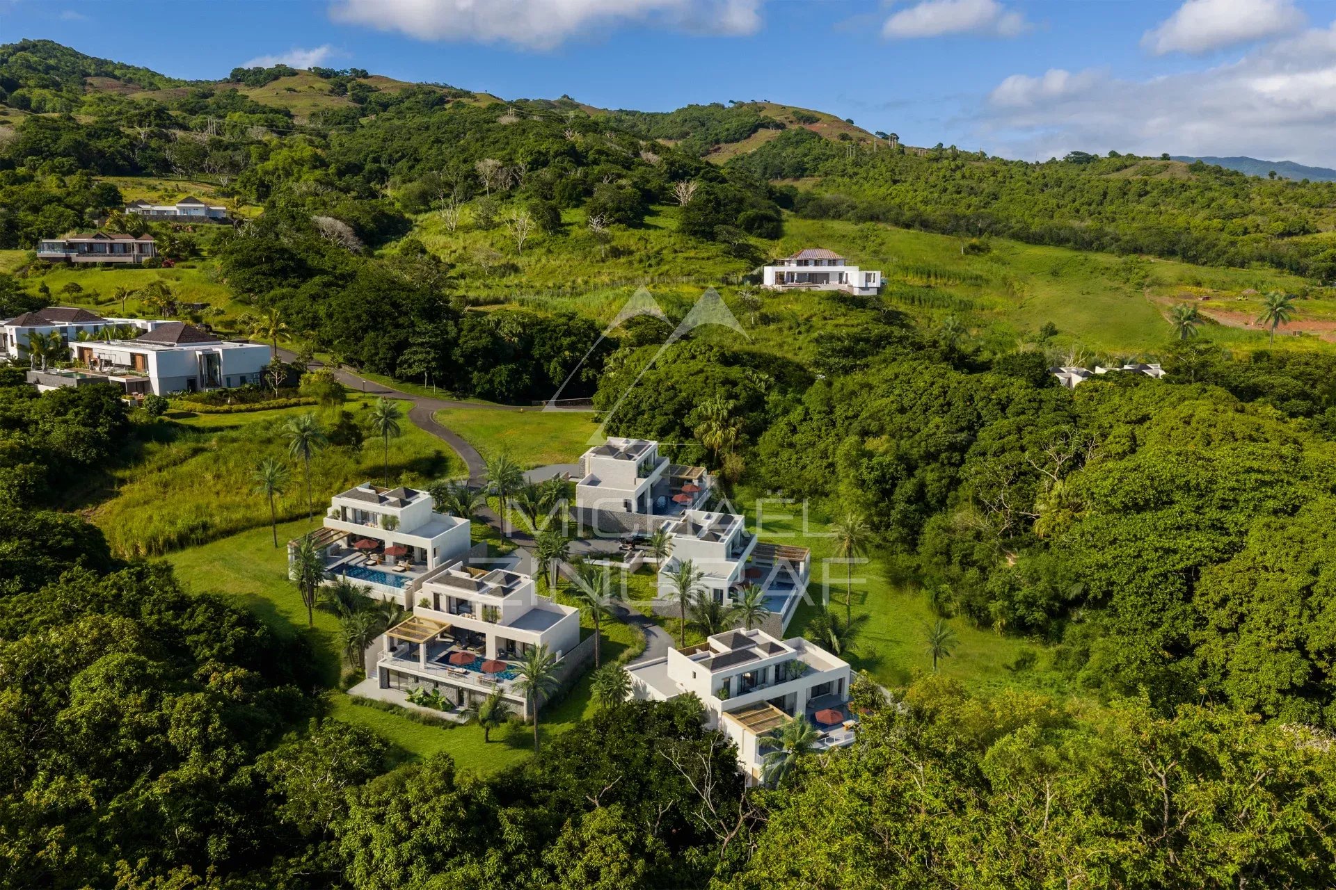 Vue aérienne de villas de luxe à Heritage Villas Valriche, Bel Ombre, île Maurice.