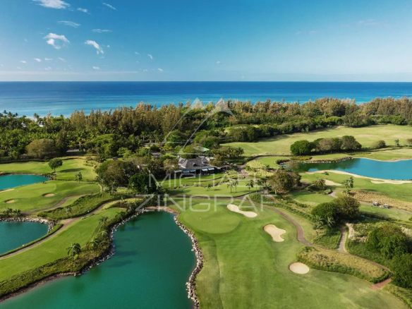 Vue aérienne d'un domaine de golf avec villas de luxe à Bel Ombre, Île Maurice.
