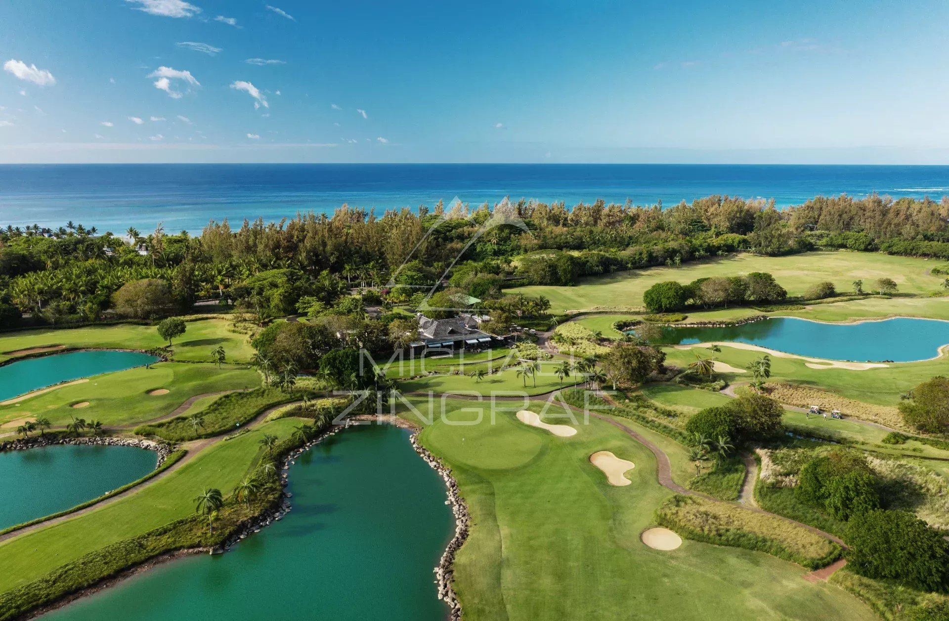 Vue aérienne d'un domaine de golf avec villas de luxe à Bel Ombre, Île Maurice.