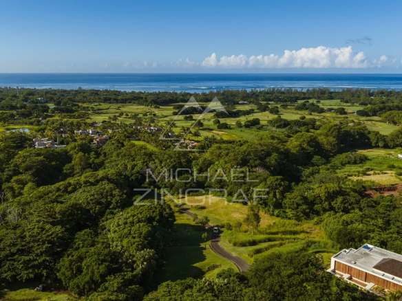 Vue aérienne des villas de luxe à Heritage Villas Valriche, Bel Ombre, avec la mer en arrière-plan.