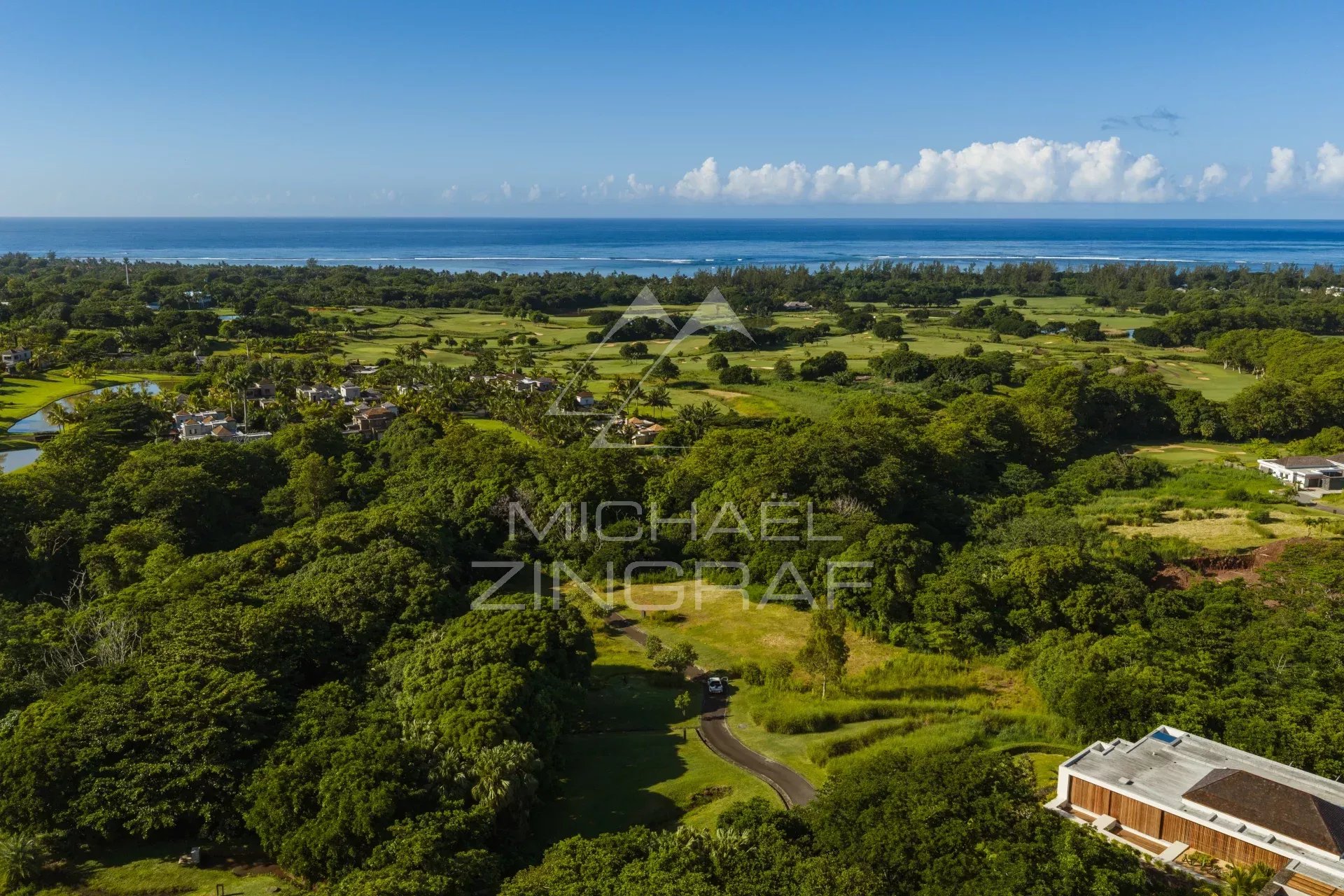 Vue aérienne des villas de luxe à Heritage Villas Valriche, Bel Ombre, avec la mer en arrière-plan.