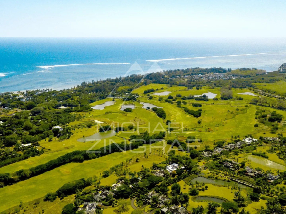 Vue aérienne des villas de luxe à Heritage Villas Valriche, Bel Ombre, avec la mer en arrière-plan.