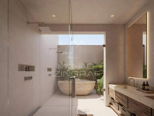 Salle de bain moderne avec douche et baignoire dans une villa de luxe.