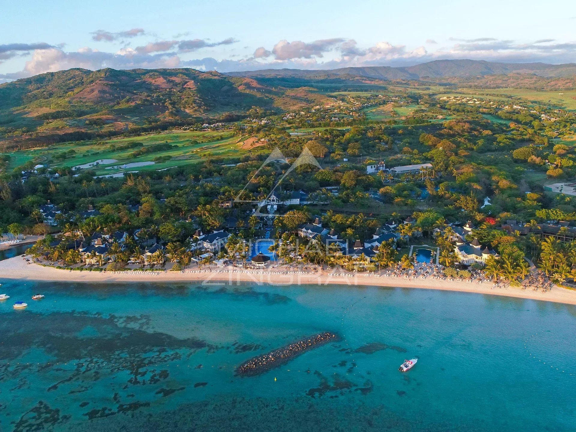 Vue aérienne des villas de luxe à Heritage Villas Valriche, Bel Ombre, île Maurice.