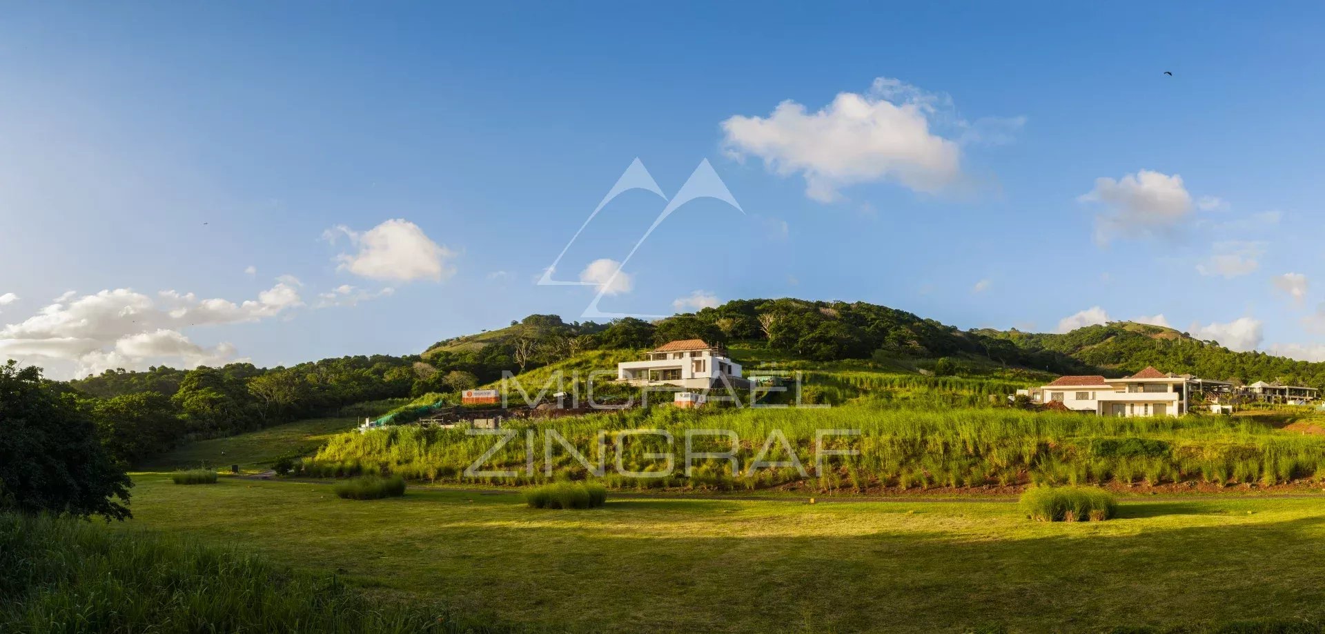Villas de luxe dans un domaine privé à Bel Ombre, île Maurice, avec des collines verdoyantes en arrière-plan.