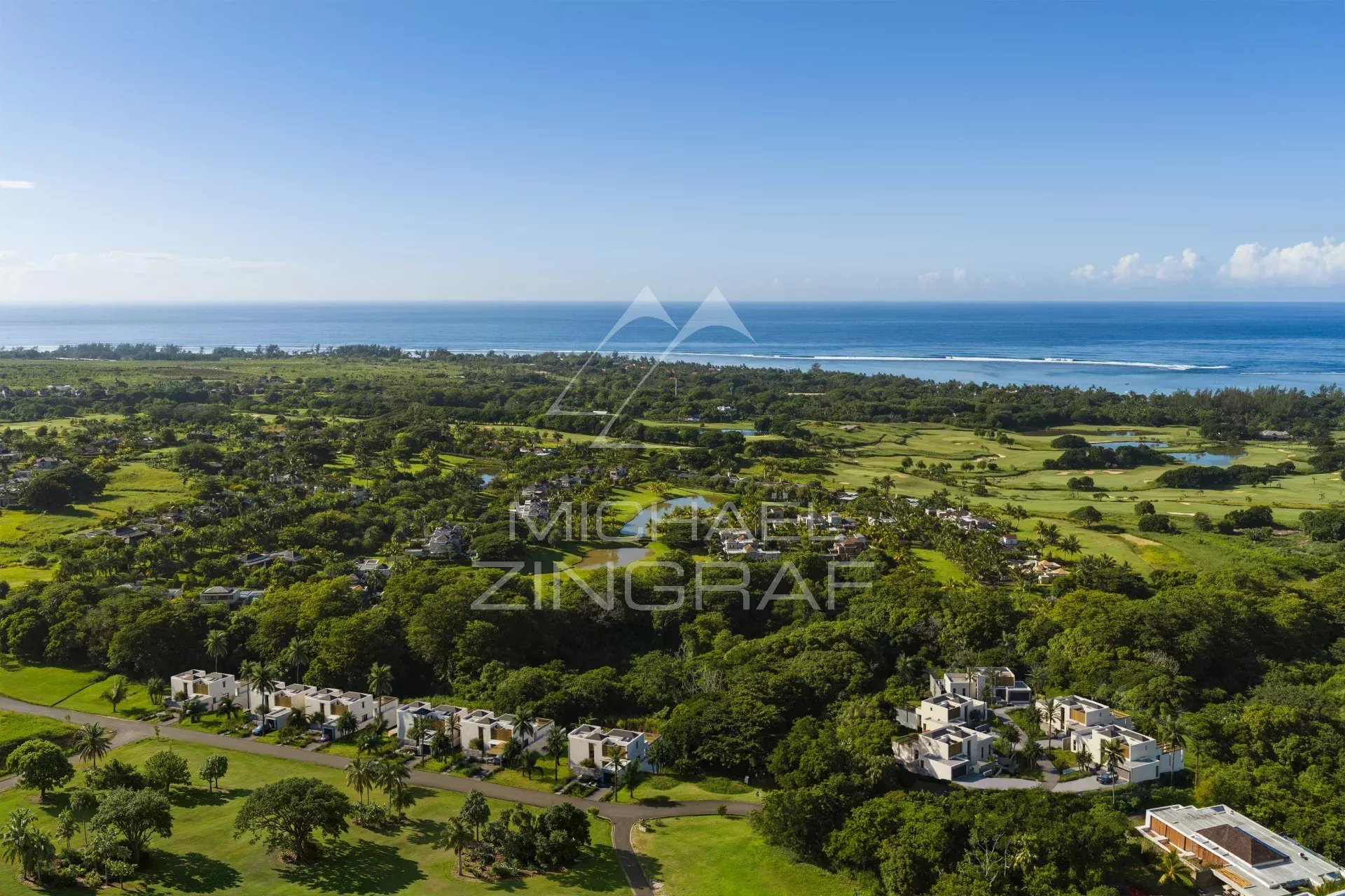 Vue aérienne des villas de luxe à Heritage Villas Valriche, Bel Ombre, île Maurice.