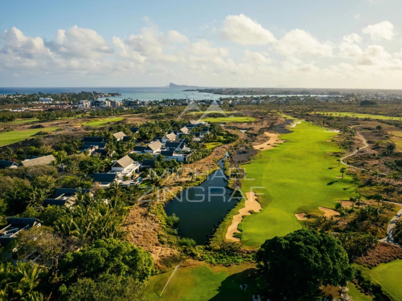 Vue aérienne du domaine de golf de Mont Choisy avec villas et paysages verdoyants à Grand Baie.