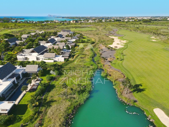 Vue aérienne du domaine de golf de Mont Choisy avec villas et verdure