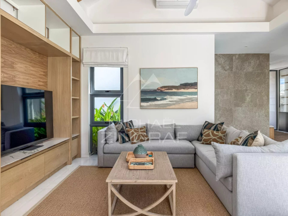 Intérieur d'une villa moderne avec salon spacieux et décor contemporain à Mont Choisy Golf Estate.