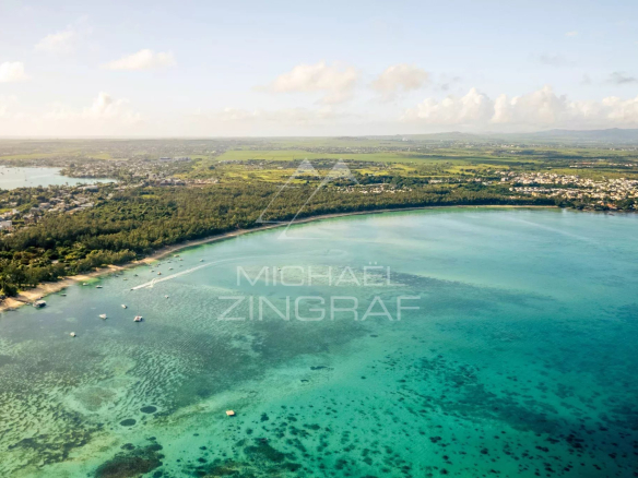 Vue aérienne de la côte de Grand Baie avec des eaux turquoise et des plages.