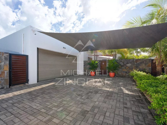 Entrée d'une villa contemporaine avec garage et ombrage à Grand Baie.