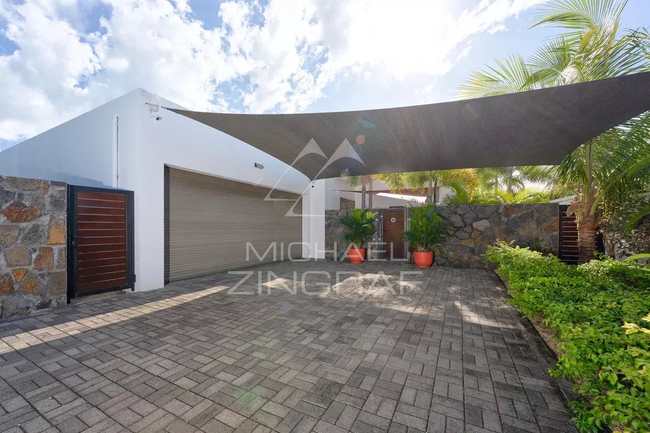 Entrée d'une villa contemporaine avec garage et ombrage à Grand Baie.