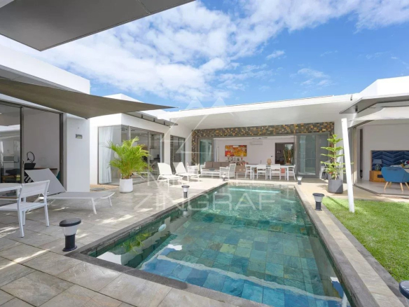 Villa contemporaine avec piscine dans un quartier résidentiel calme à Grand Baie.