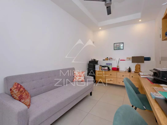 Intérieur d'une villa contemporaine avec un canapé et un bureau à Grand Baie.