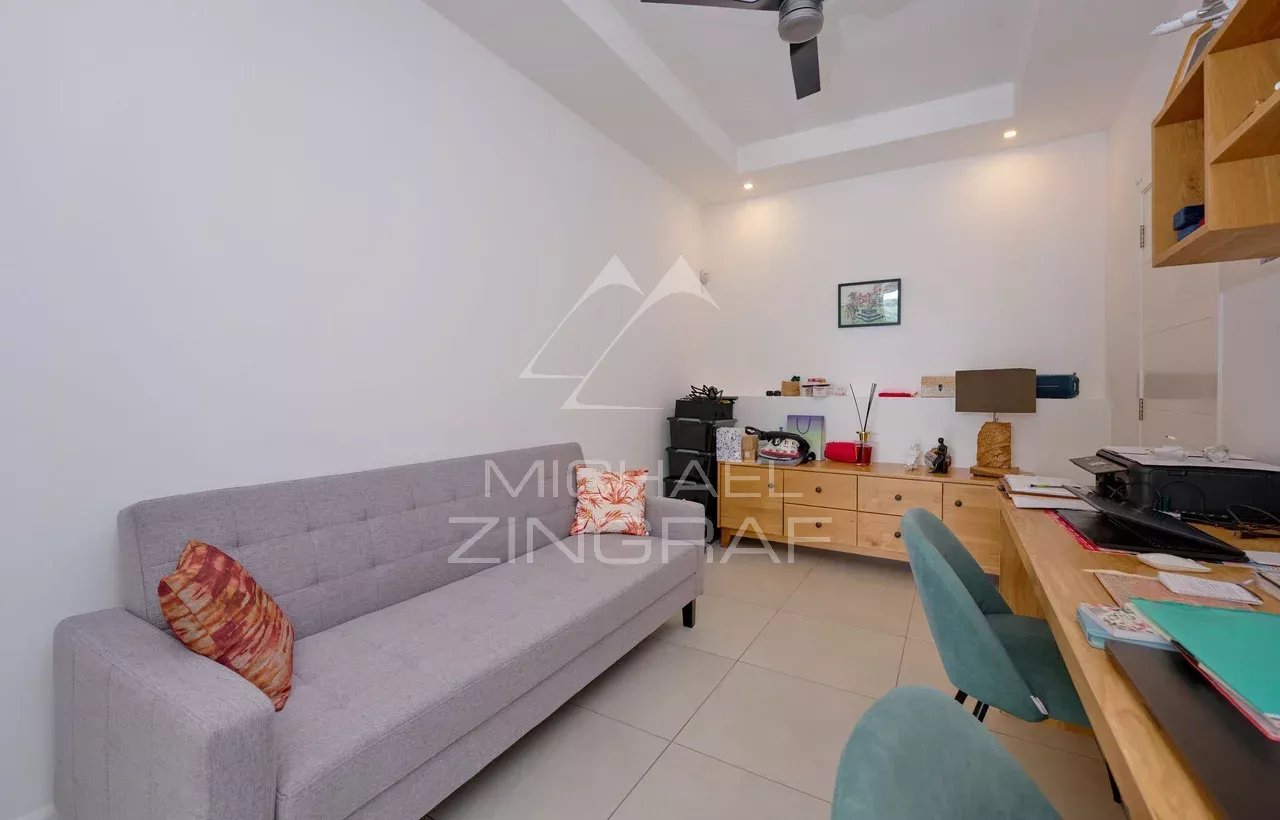 Intérieur d'une villa contemporaine avec un canapé et un bureau à Grand Baie.