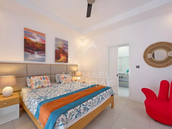 Chambre d'une villa contemporaine avec lit double et décoration moderne à Grand Baie.