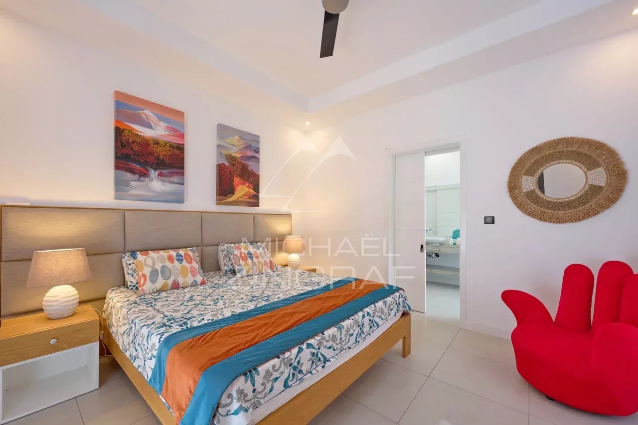 Chambre d'une villa contemporaine avec lit double et décoration moderne à Grand Baie.