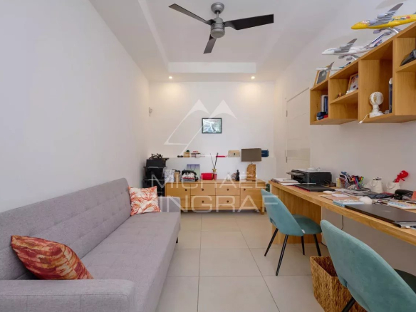 Intérieur d'une villa contemporaine avec un bureau et un canapé à Grand Baie.