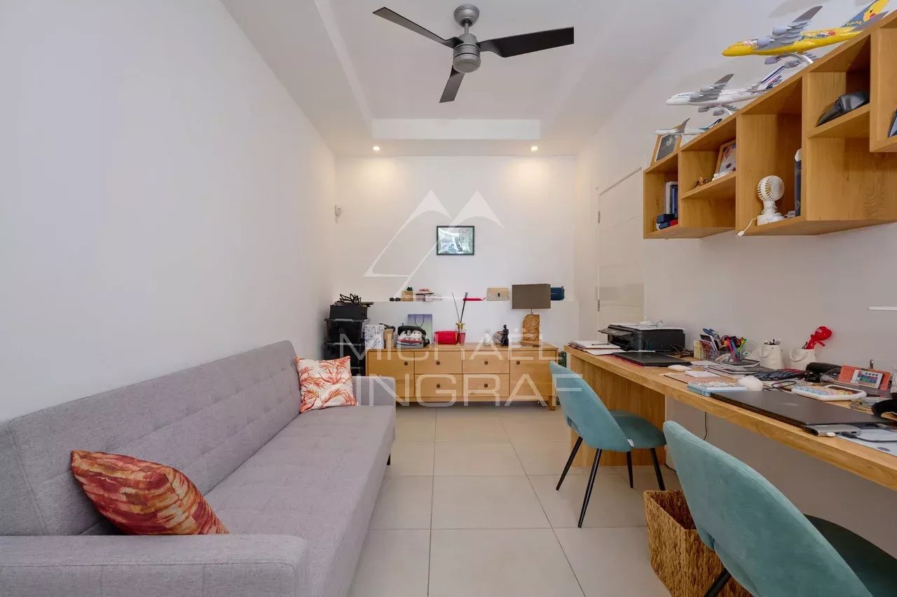 Intérieur d'une villa contemporaine avec un bureau et un canapé à Grand Baie.