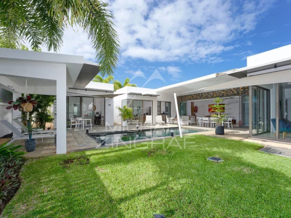 Villa contemporaine avec piscine et jardin à Grand Baie, vue extérieure.