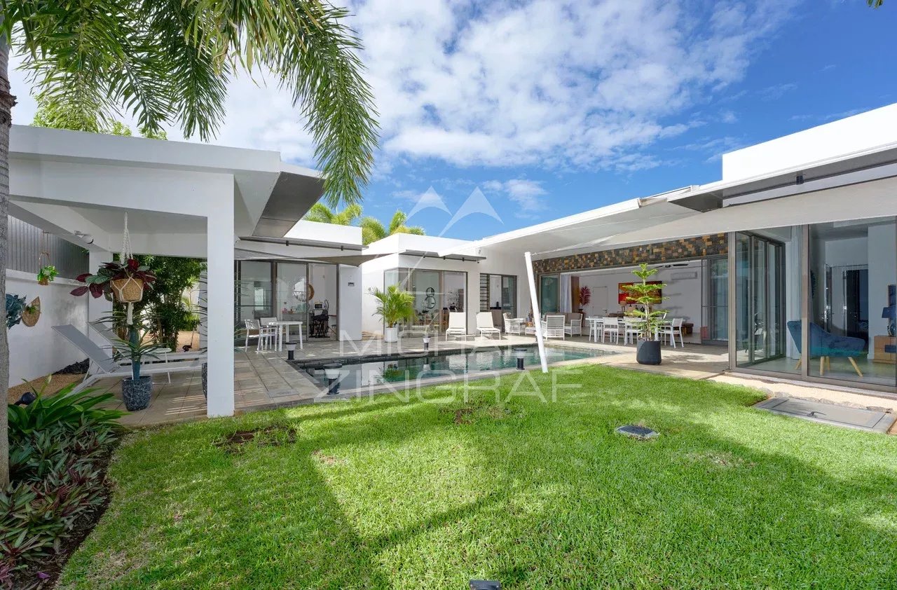 Villa contemporaine avec piscine et jardin à Grand Baie, vue extérieure.