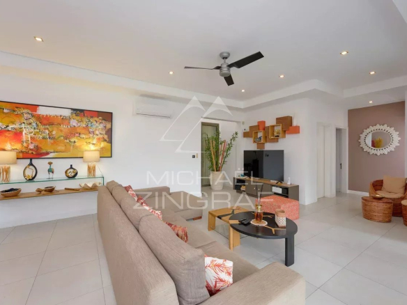 Intérieur d'une villa contemporaine avec salon moderne et décor coloré à Grand Baie.