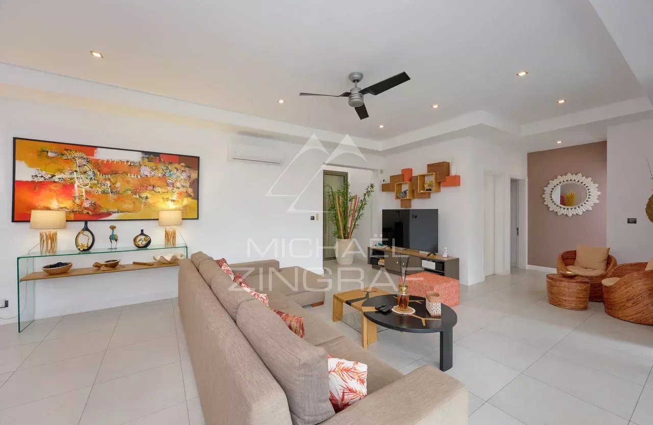 Intérieur d'une villa contemporaine avec salon moderne et décor coloré à Grand Baie.