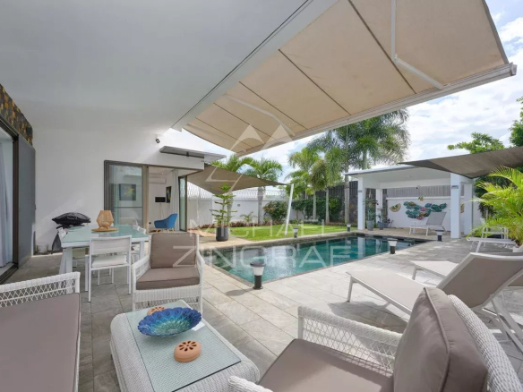 Vue d'une villa contemporaine avec piscine et mobilier extérieur à Grand Baie.